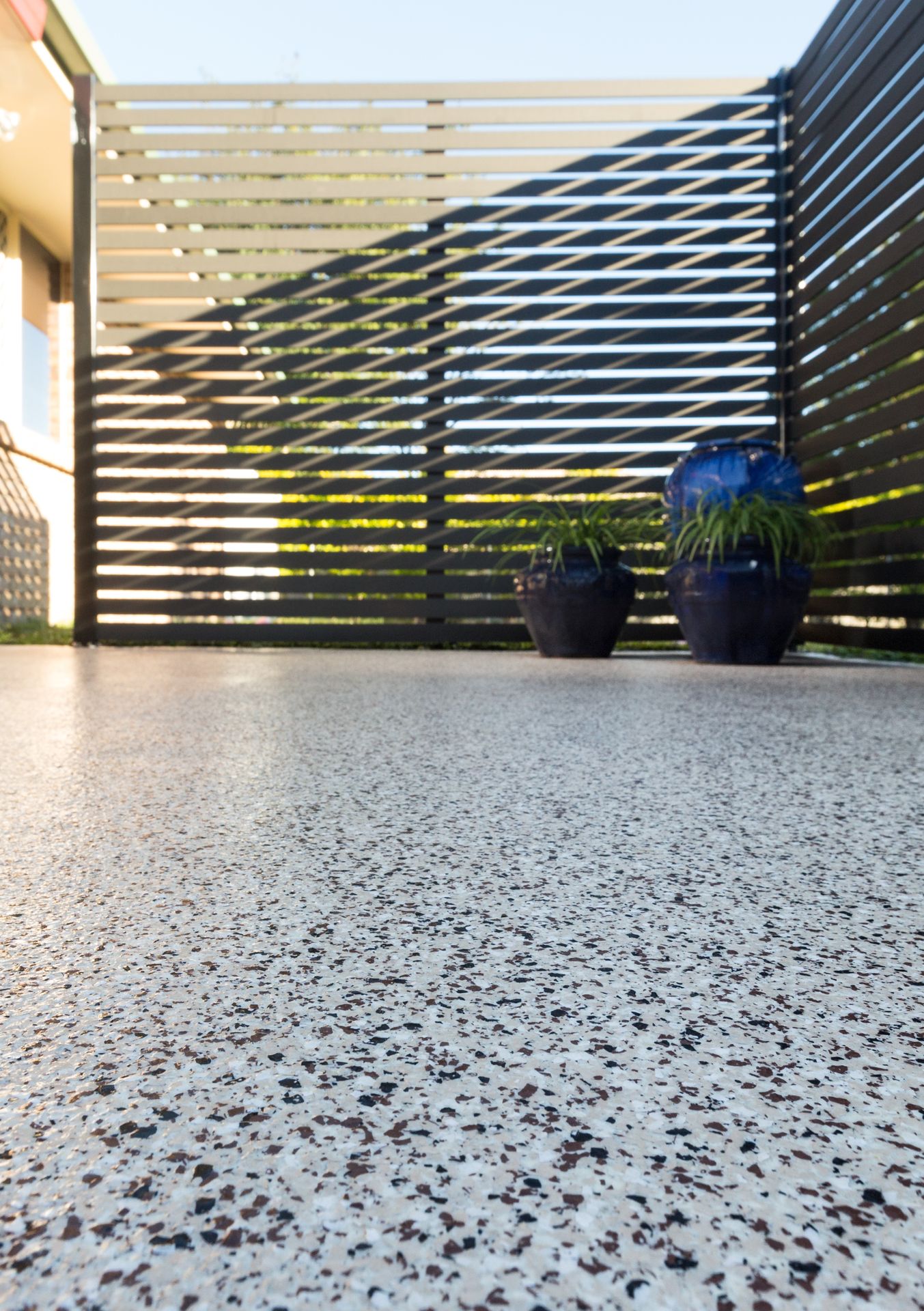 Outdoor entryway with desert-tone flake coating